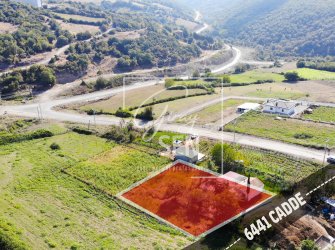İNCESU’DA 885 M2 ARSA VE ABONELERİ YAPILI EV