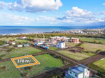 VİLLALAR BÖLGESİNDE DENİZ MANZARALI 370 M ARSA   