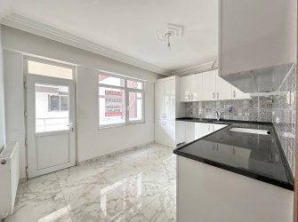 TRAMVAYA CEPHE BİNA GENİŞ 3+1 KİRALIK DAİRE