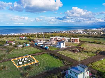 VİLLALAR BÖLGESİNDE DENİZ MANZARALI 370 M ARSA   
