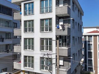 TRAMVAY DURAĞA VE SAHİLE YAKIN EŞYALI 1+1 SATILIK